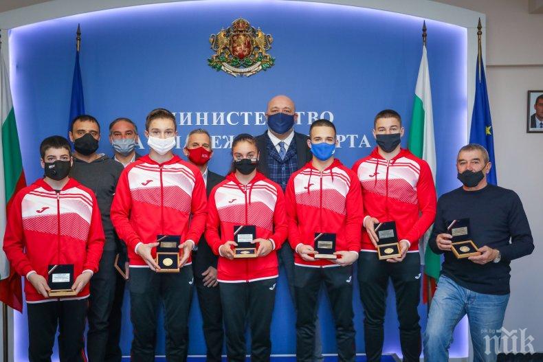Министър Кралев награди медалистите от европейското първенство по спортна гимнастика 