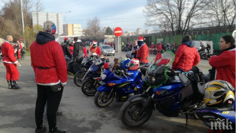 Организираха за поредна година благотворителна „Мото Коледа“ във Велико Търново
