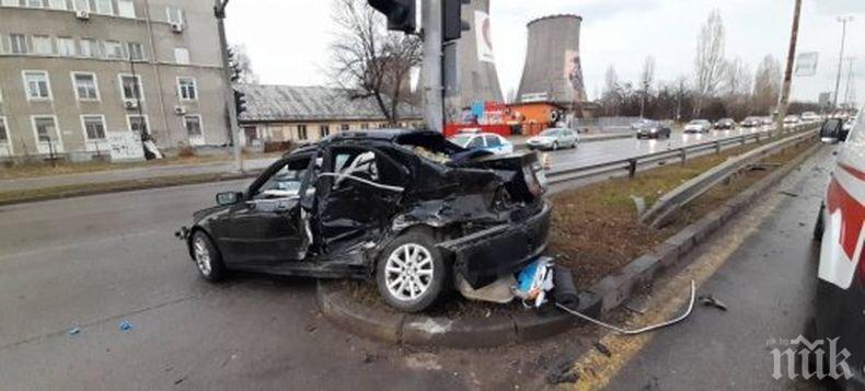 Тежка катастрофа в София, двама са ранени (СНИМКИ)
