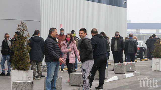 ЛУДА РАБОТА: Гигантски опашки пред магазините в Пловдив, народът се юрна на лов за промоции
