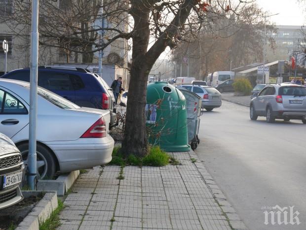 Казани за боклук запушиха тротоара пред общинския инспекторат в Пловдив