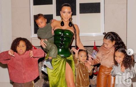 Ким Кардашиян с плочки на корема за Коледа