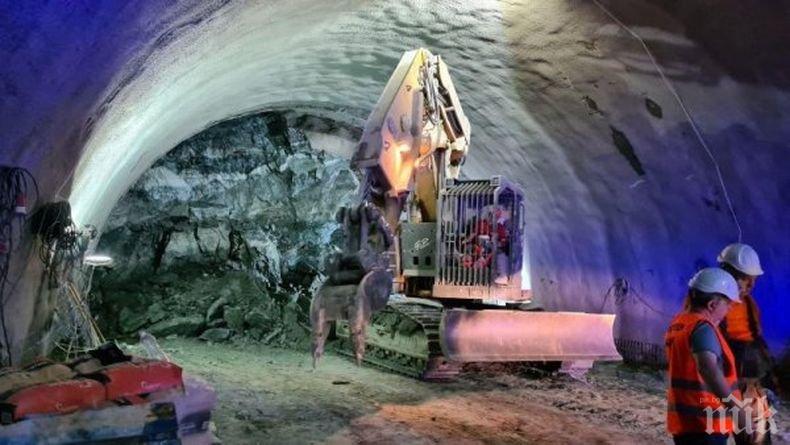 Строителството напредва: В тунел „Железница“ на АМ „Струма“ вече се полага вторичната облицовка
