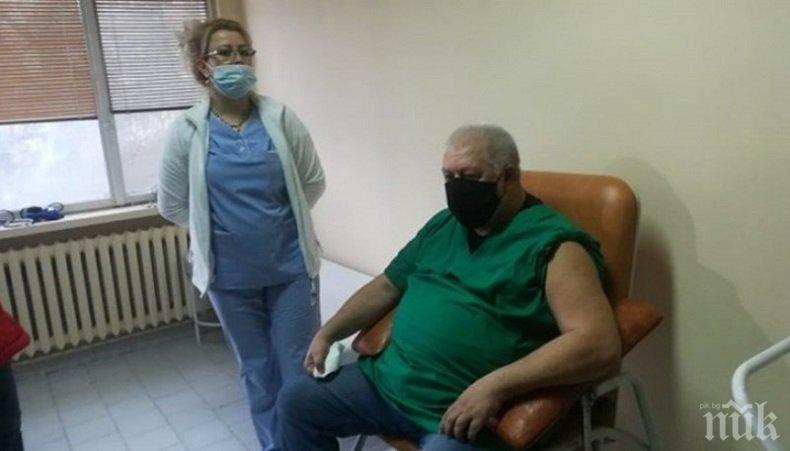 Братът на починал от COVID-19 лекар от Пловдив се ваксинира първи срещу коварната зараза в Хасковско