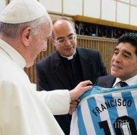 Папа Франциск: Марадона беше поет на терена