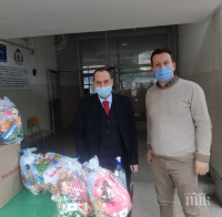 Посолството ни в Скопие дари коледни пакети на деца (СНИМКИ)