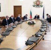 ИЗВЪНРЕДНО В ПИК TV! СЛЕД СРЕЩА С БОРИСОВ: Постигнат е траен ефект от противоепидемичните мерки - яслите, детските градини и училищата за учениците до 4 клас ще отворят на 4 януари (ВИДЕО)