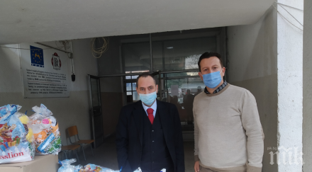 посолството скопие дари коледни пакети деца снимки