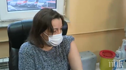 ваксинират медици столичната спешна помощ