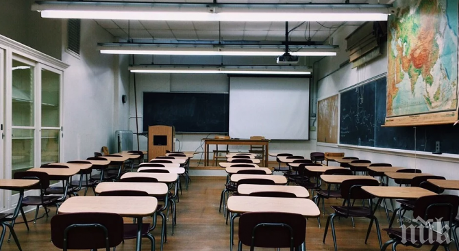 Учители възроптаха срещу връщането на децата в клас от 4 януари