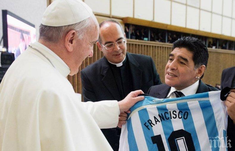 Папа Франциск: Марадона беше поет на терена