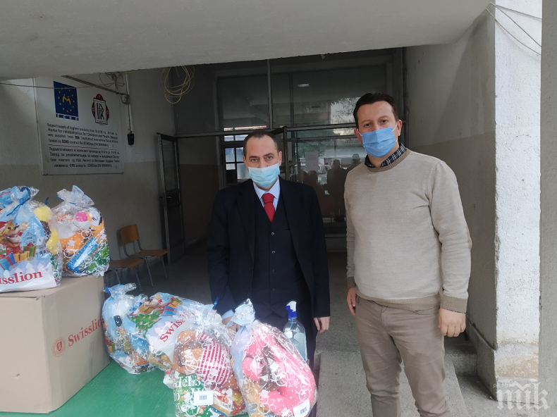 Посолството ни в Скопие дари коледни пакети на деца (СНИМКИ)