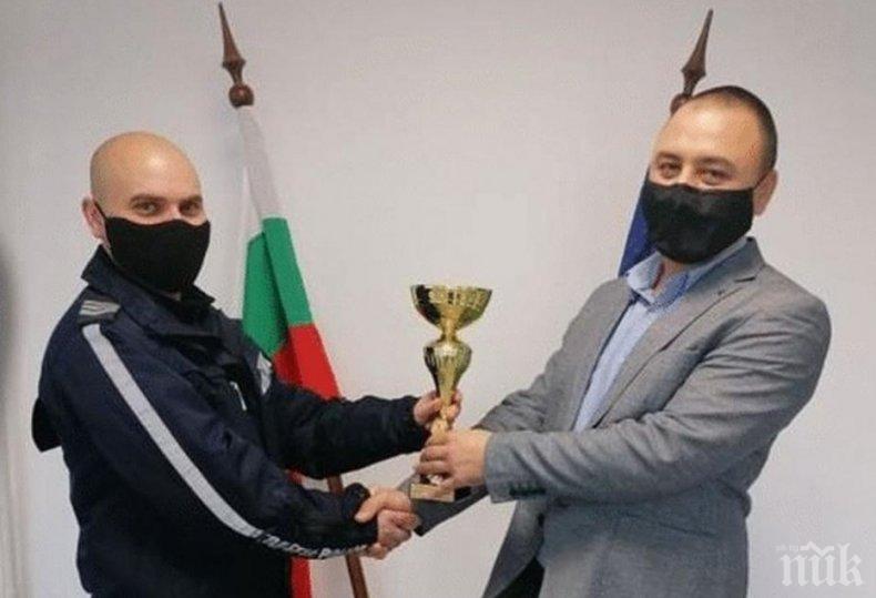 Полицаят на годината получи отличието си, след като се пребори с COVID-19