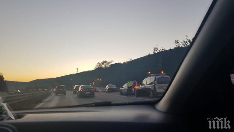 ПЪРВО В ПИК! Зверска тапа на Хемус заради катастрофа - колите са в 5-километрова колона (СНИМКИ)