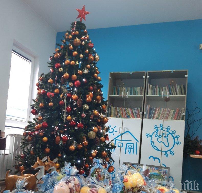 Предновогодишно: Посолството ни в Скопие зарадва 105 деца с лакомства и училищни пособия