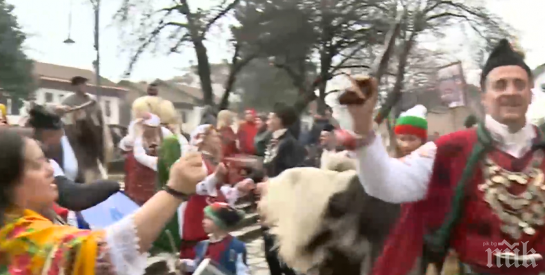 Пандемията и мерките не спират кукерите в Разлог