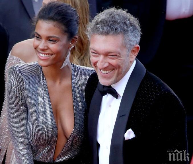 Венсан Касел показа жена си по бански, който нищо не крие (СНИМКА)