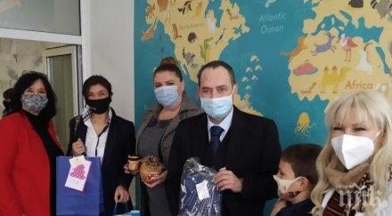 посолството скопие дари новогодишни подаръци детското отделение онкология университетската болница снимки