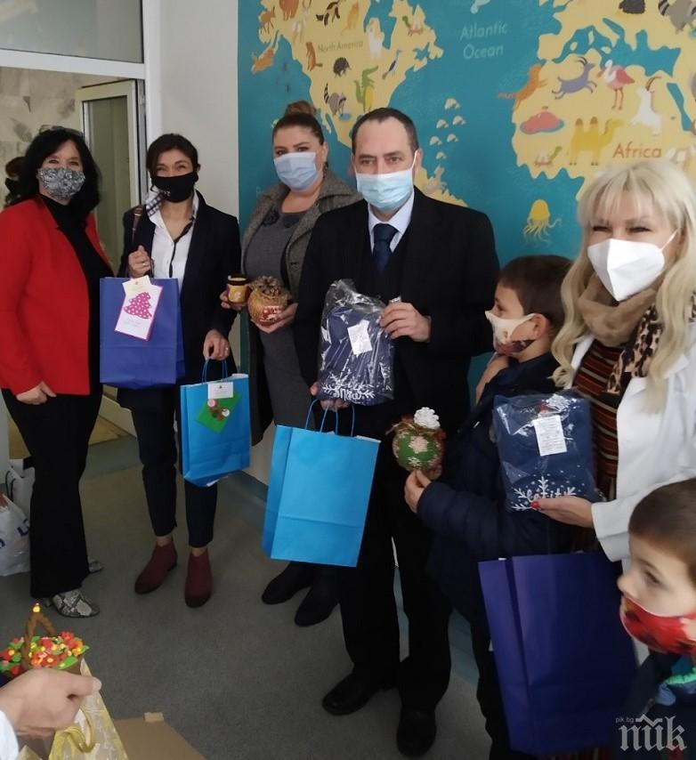 Посолството ни в Скопие дари новогодишни подаръци за Детското отделение по онкология на Университетската болница (СНИМКИ)
