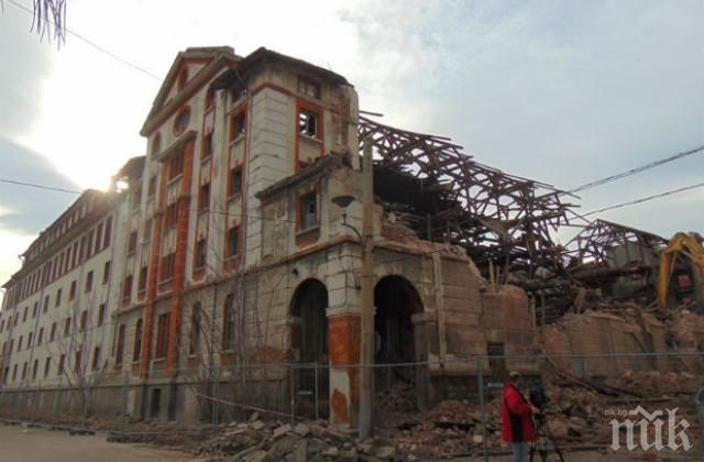 Зам.-министърът на културата Амелия Гешева огледа рухващия Тютюнев град в Пловдив