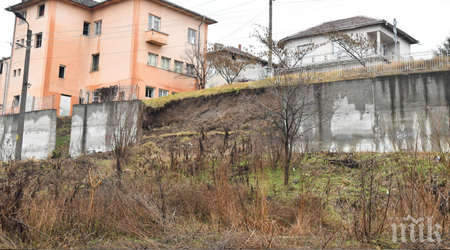 Експерти ще направят оглед на срутената стена в село Пороминово