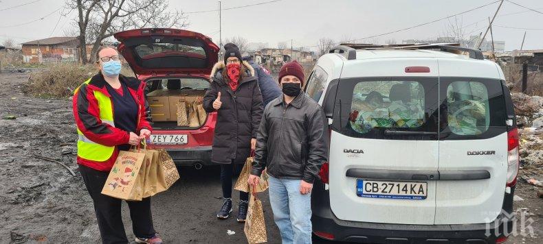 Американски военни с хуманитарни доставки за ромите в кв. Христо Ботев 