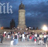 Протестиращите не издържаха и скочиха на Паметника на съветската армия