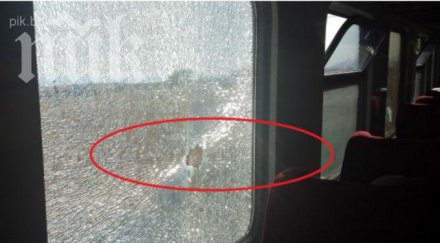 вандали счупиха прозорец влака софия варна снимка