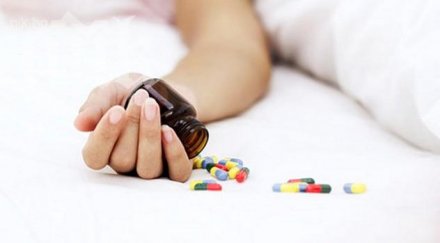 младо момиче бере душа нагълтало хапове