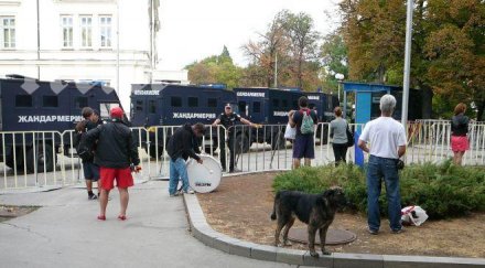 втори ден десет души протестират парламента