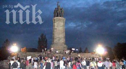 протестиращите издържаха скочиха паметника съветската армия