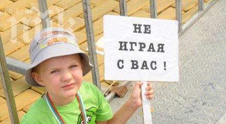 варна протестират тъмни дрехи свещи правителството