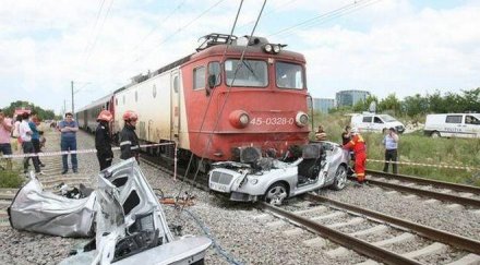 влак блъсна кола уби девет човека