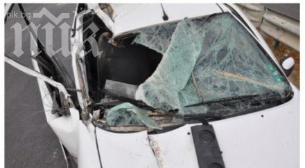 млада шофьорка заби ситроена багер златни пясъци снимки