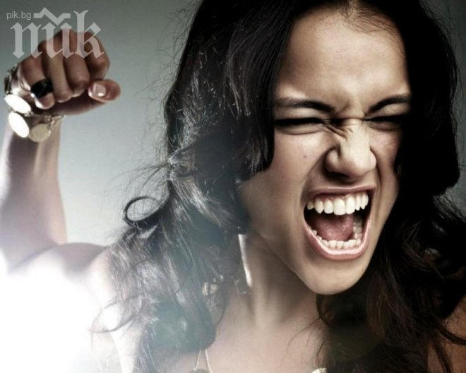 Шоу! Як женски бой с хапане, ритници и юмруци в българско кметство