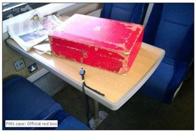 Дейвид Камерън забрави куфарче със секретни документи във влак