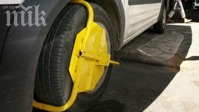 Хитрец отряза с ъглошлайф скоба, поставена на колата му