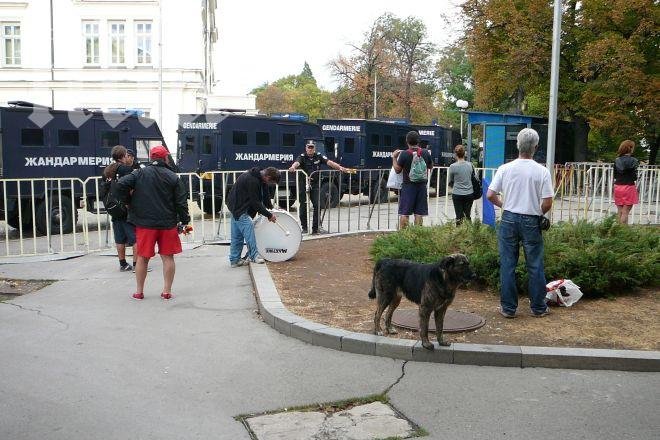 За втори ден! Десет души протестират пред парламента