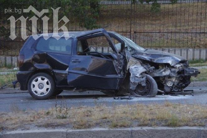 Фолксваген се заби в стълб и изгоря 