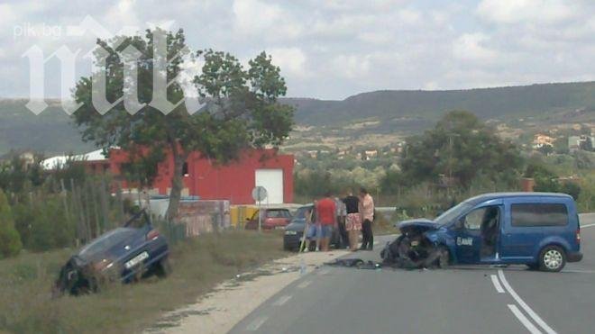 Ад на пътя Варна - Балчик! Бебе и четирима мъже и жени оцеляха в челен удар