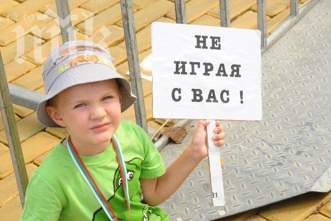 Във Варна протестират с тъмни дрехи и свещи срещу правителството