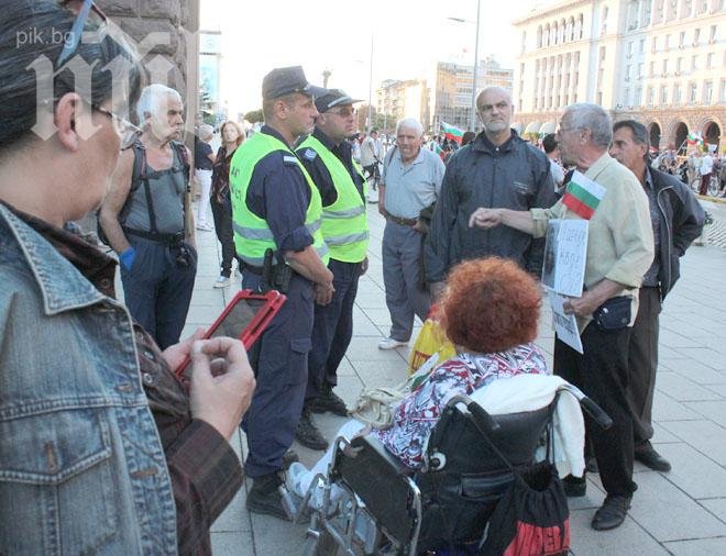 Полицията рови в торбите на протестиращи - търси бомби 