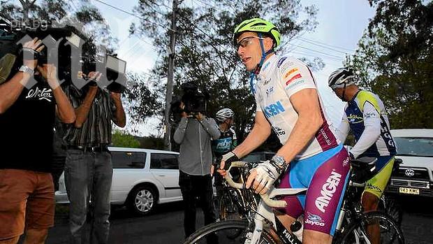 Новоизбраният премиер на Австралия празнува с каране на колело