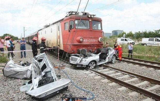 Влак блъсна кола и уби девет човека