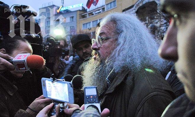 Закопчаха Николай Колев–Босия – опитал се да боядиса пак съветския паметник в розово