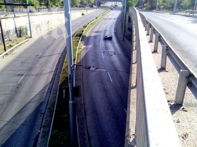 Ад! Моторист загина в кървава катастрофа в Пловдив, коли минаваха през трупа му (снимки+видео 18+)