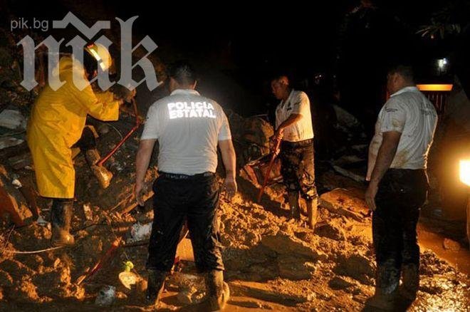 Свлачище помете две къщи в Мексико, 13 души загинаха