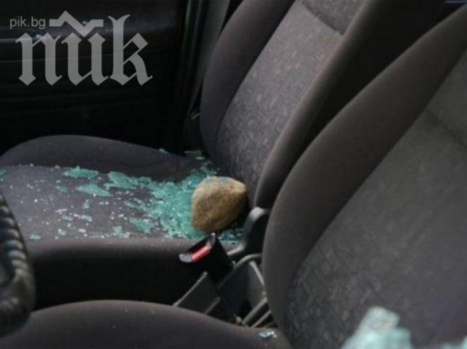 Ужас! Ромчета обстрелват с камъни колите в Перник