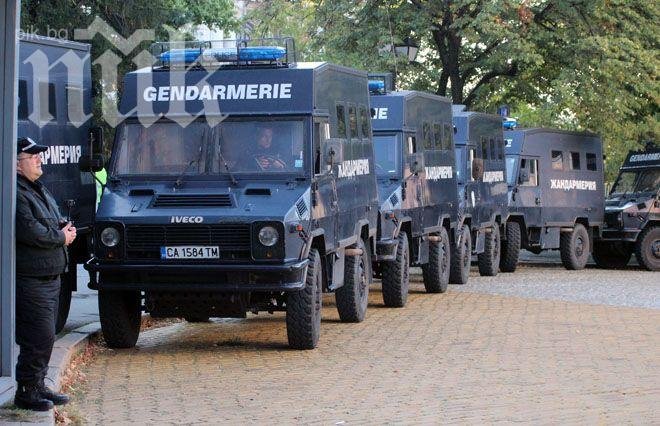 Десетина протестират срещу парламента, контрапротестиращи няма