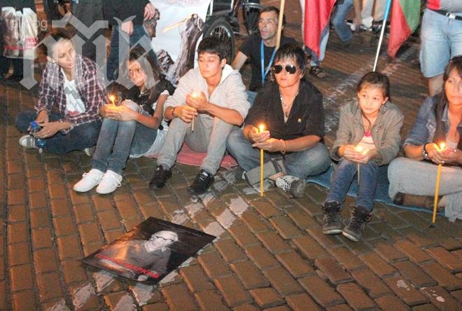 Протестът притихна тежко в памет на жертвите на тероризма